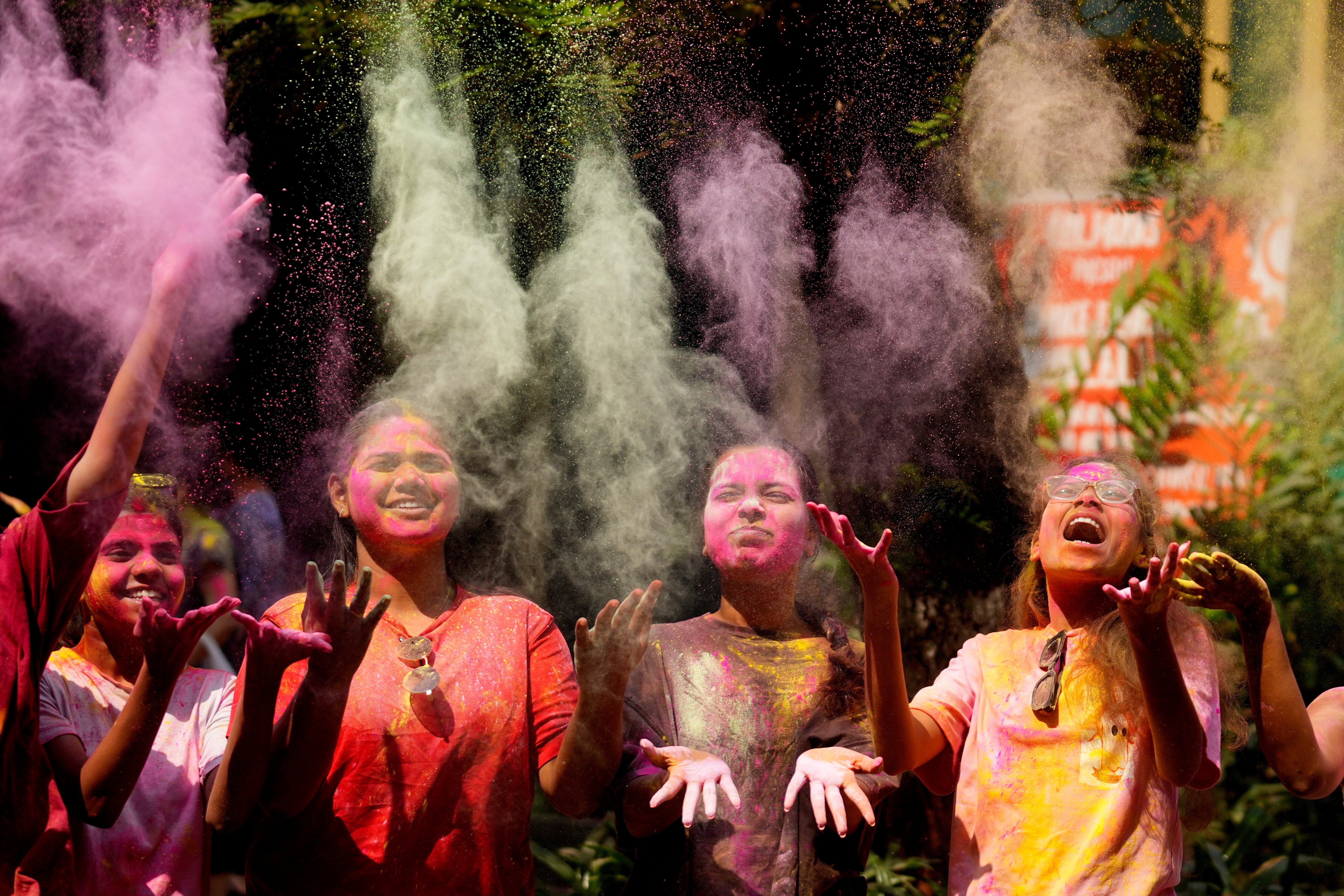 Un grupo de chicas posa para las fotos mientras celebra Holi en Mumbai