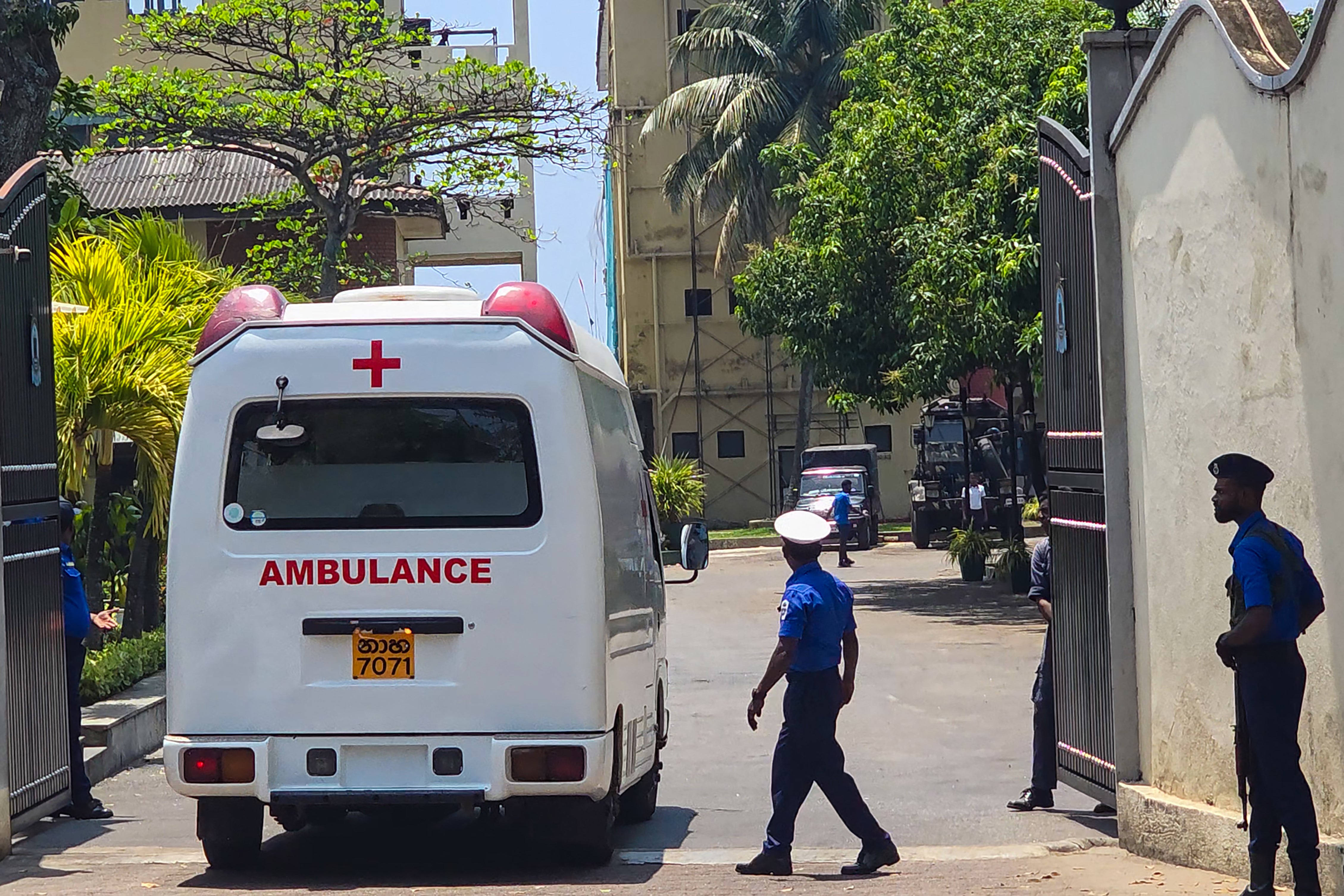 Una ambulancia ingresa al cuartel general naval del sur de Sri Lanka en Galle, el miércoles