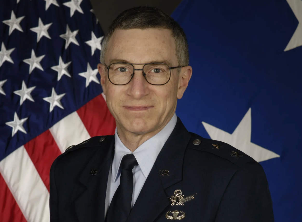 El general retirado de la Fuerza Aérea William McCasland está en el centro de las teorías conspirativas por su antiguo rol al frente del Laboratorio de Investigación de la Fuerza Aérea en la base Wright-Patterson, en Ohio, un lugar que los conspiracionistas han vinculado durante años con el incidente de Roswell de 1947