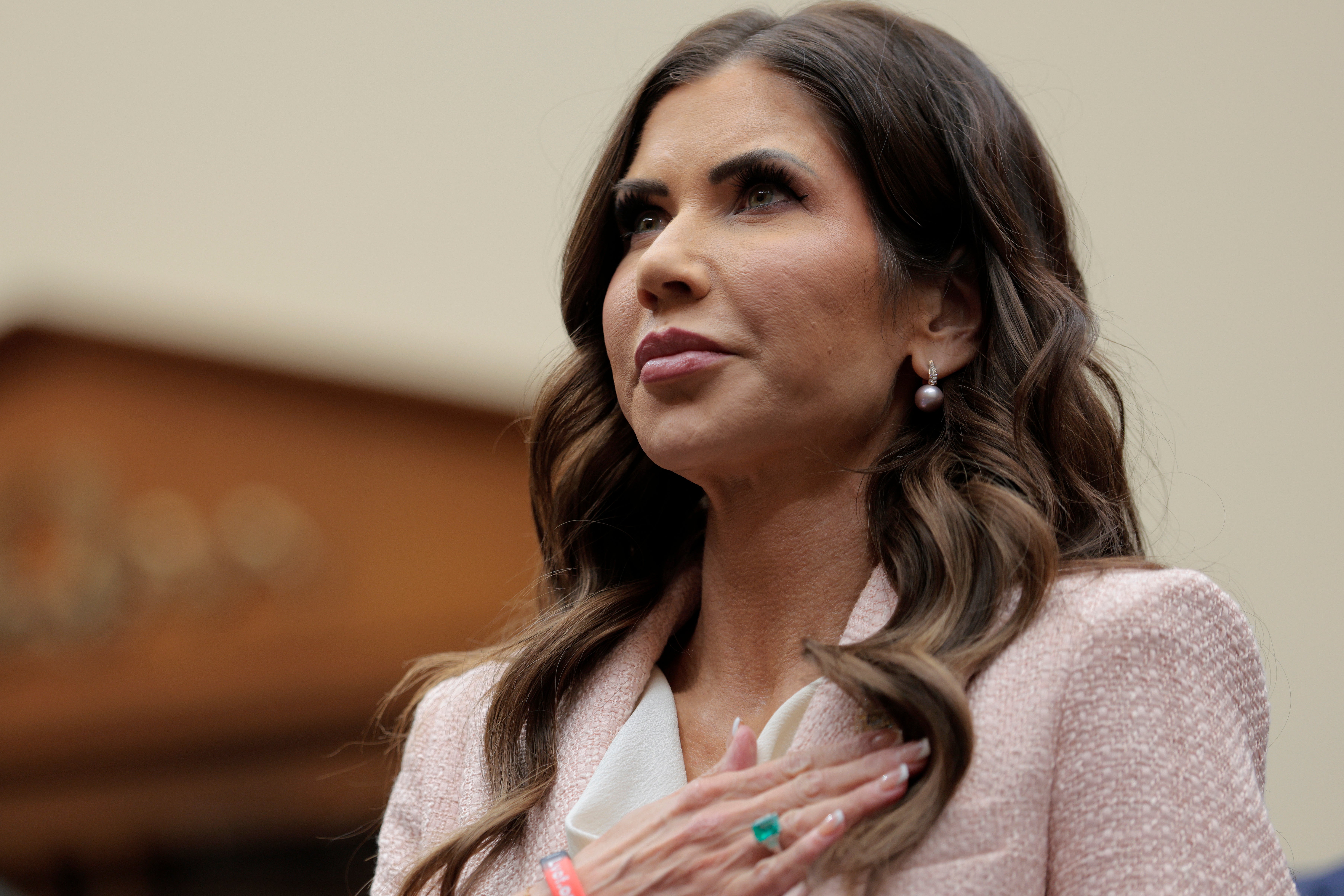 <p>Kristi Noem fue destituida como secretaria del Departamento de Seguridad Nacional y será nombrada “enviada especial para The Shield of the Americas”, según Donald Trump</p>
