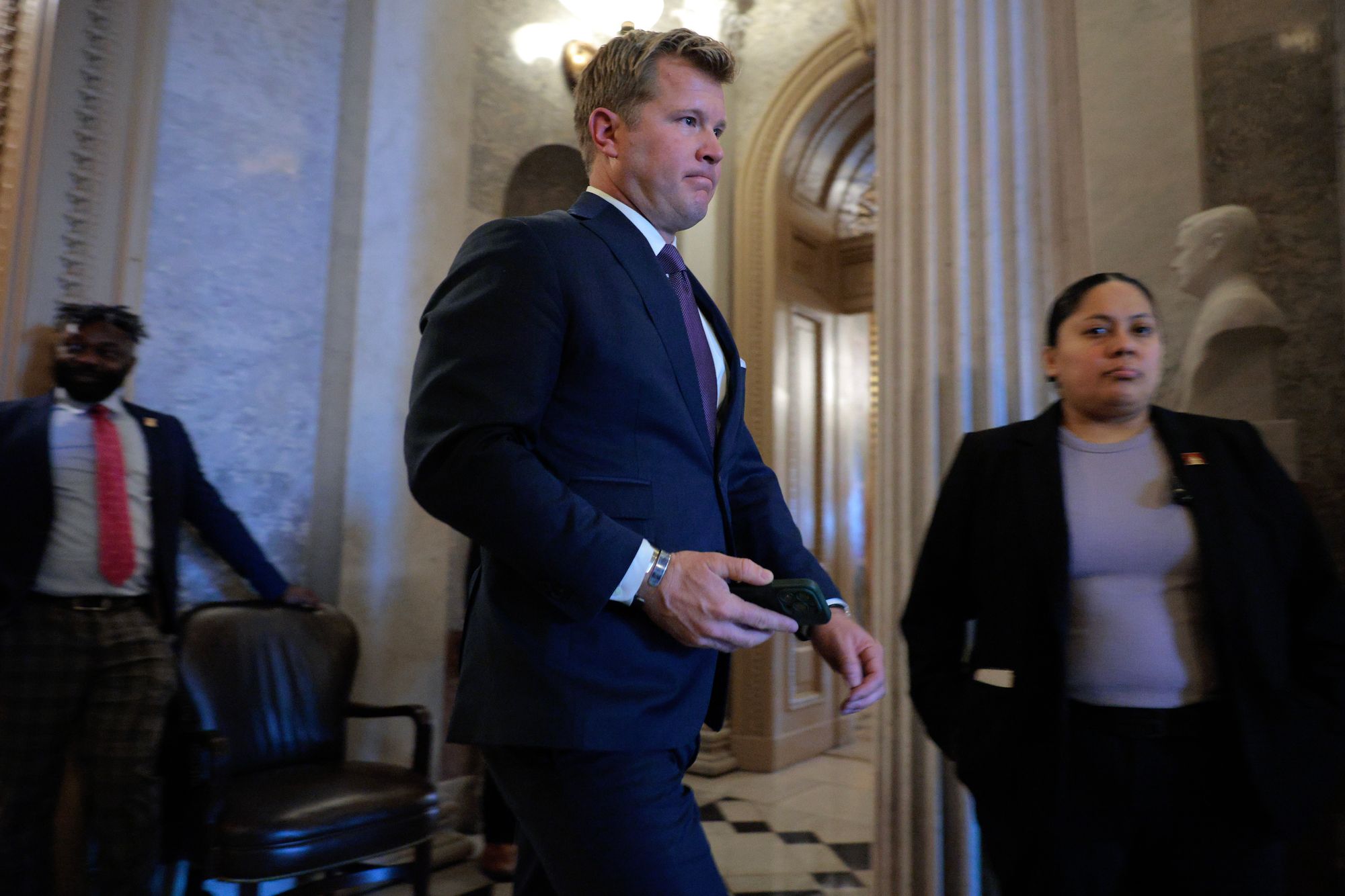 El senador republicano por Montana y ex Navy SEAL Tim Sheehy abandona la cámara del Senado después de que él y agentes de la Policía del Capitolio retiraran por la fuerza al veterano de la guerra de Irak Brian McGinnis