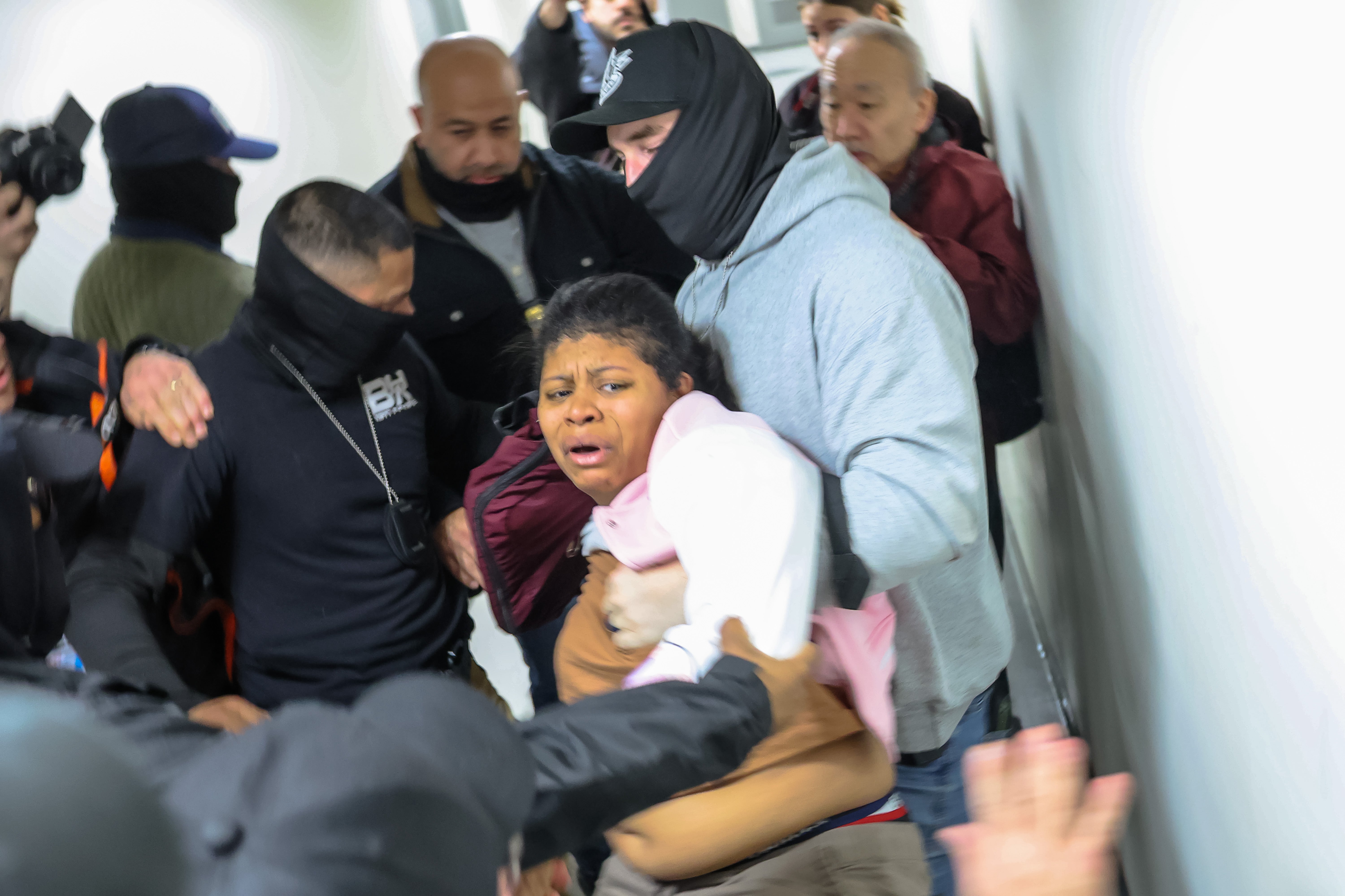 Los 13 meses de Noem en el departamento se han caracterizado por redadas masivas contra miles de inmigrantes y sus familias, lo que ha dado lugar a demandas en todo el país en las que se acusa al ICE y a la Patrulla Fronteriza de abusos violentos contra la Constitución