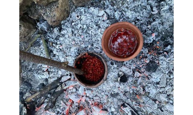 <p>Cocina experimental con réplicas modernas de vasijas de cerámica para recrear recetas prehistóricas</p>