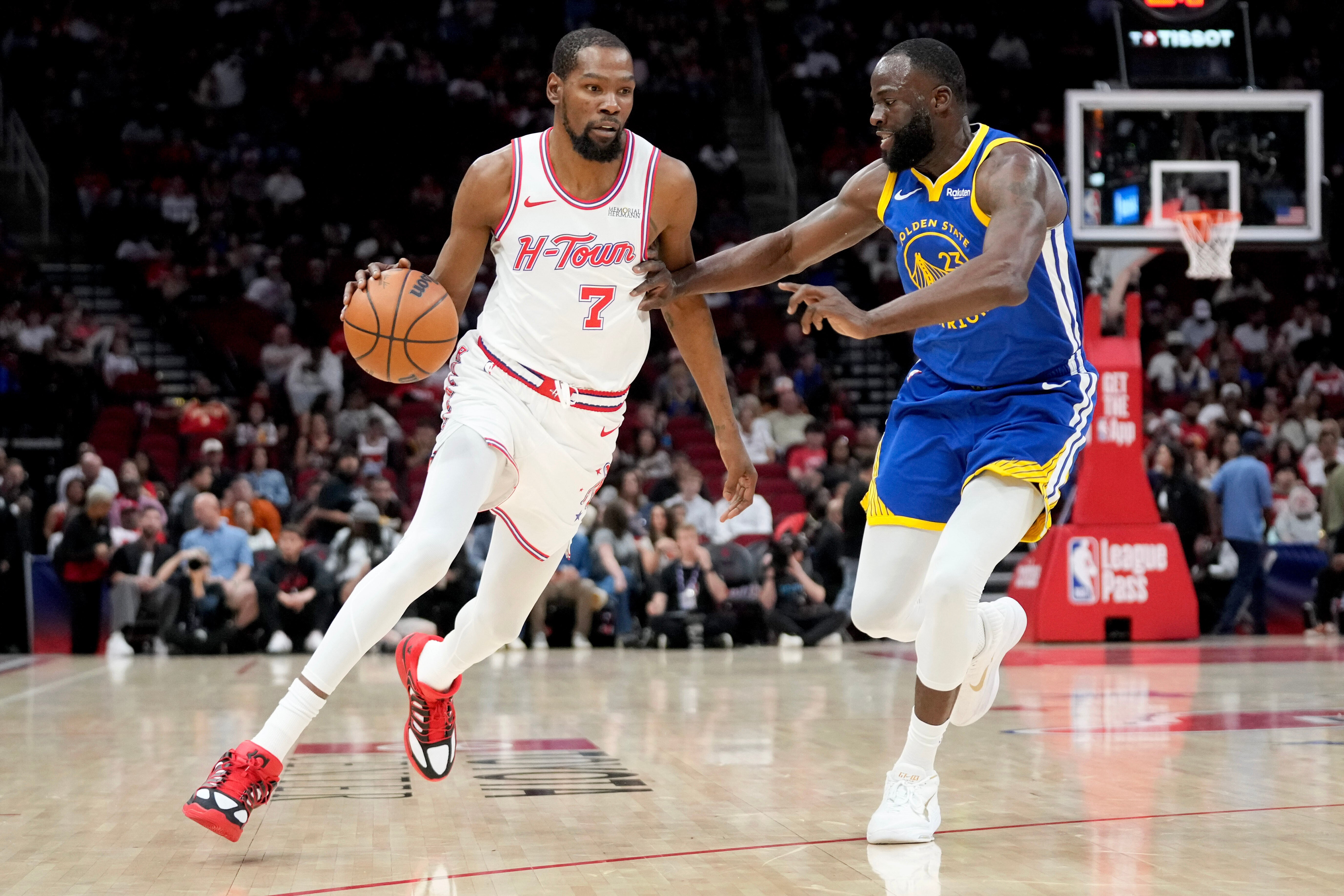 Warriors, con bajas, superan 115-113 a Rockets en un emocionante tiempo extra