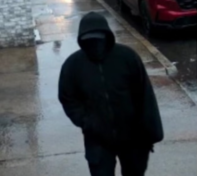 <p>Imagen de una cámara de seguridad del sospechoso que, según la policía, utilizó Google Translate durante un intento de robo en un restaurante ecuatoriano en el barrio Ironbound de Newark, Nueva Jersey, en febrero</p>