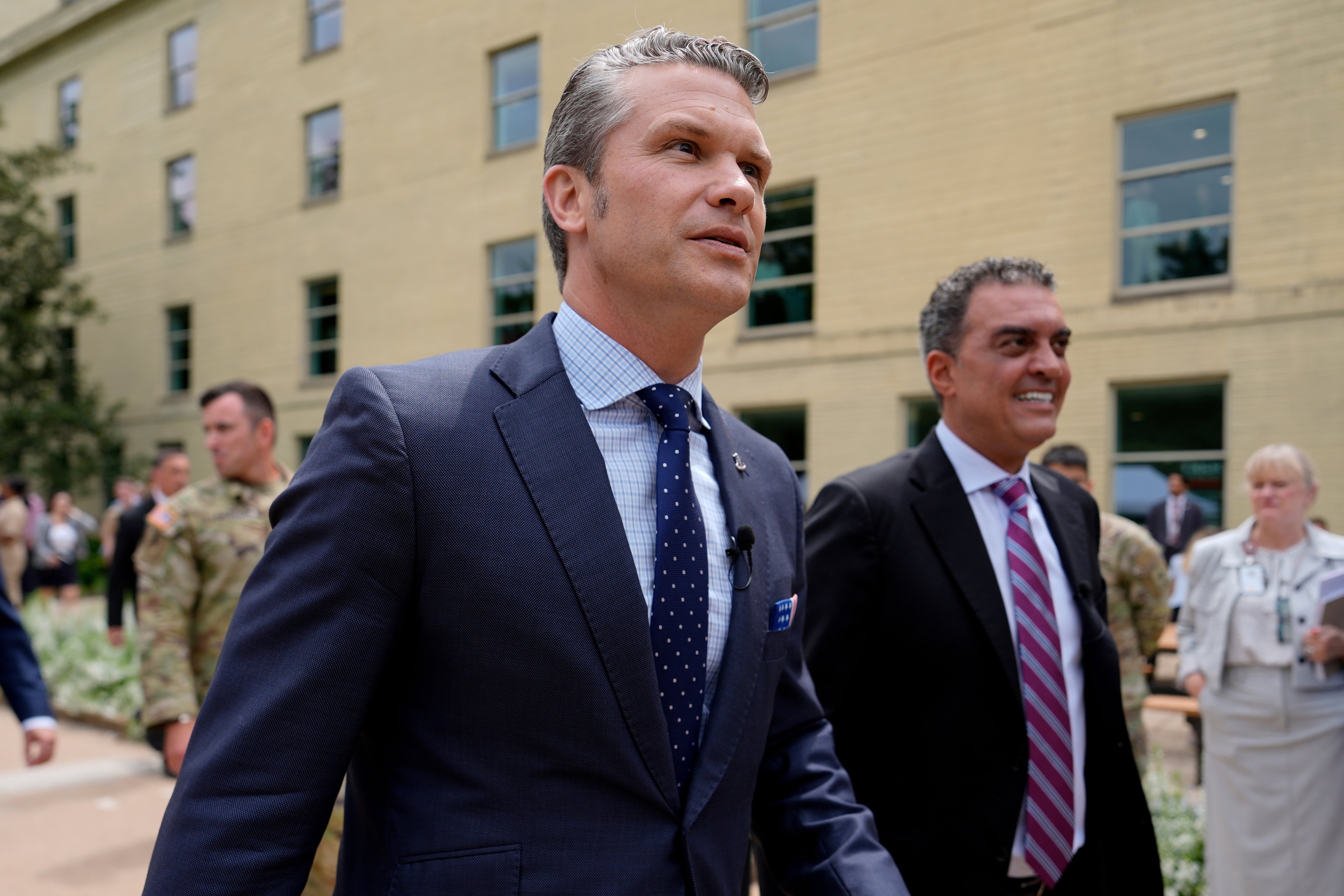 Pete Hegseth (izq.) y el subsecretario de Defensa para Investigación e Ingeniería, Emil Michael (dcha.), llegan para ver una exposición de sistemas autónomos multidominio en el patio del Pentágono, el miércoles 16 de julio de 2025