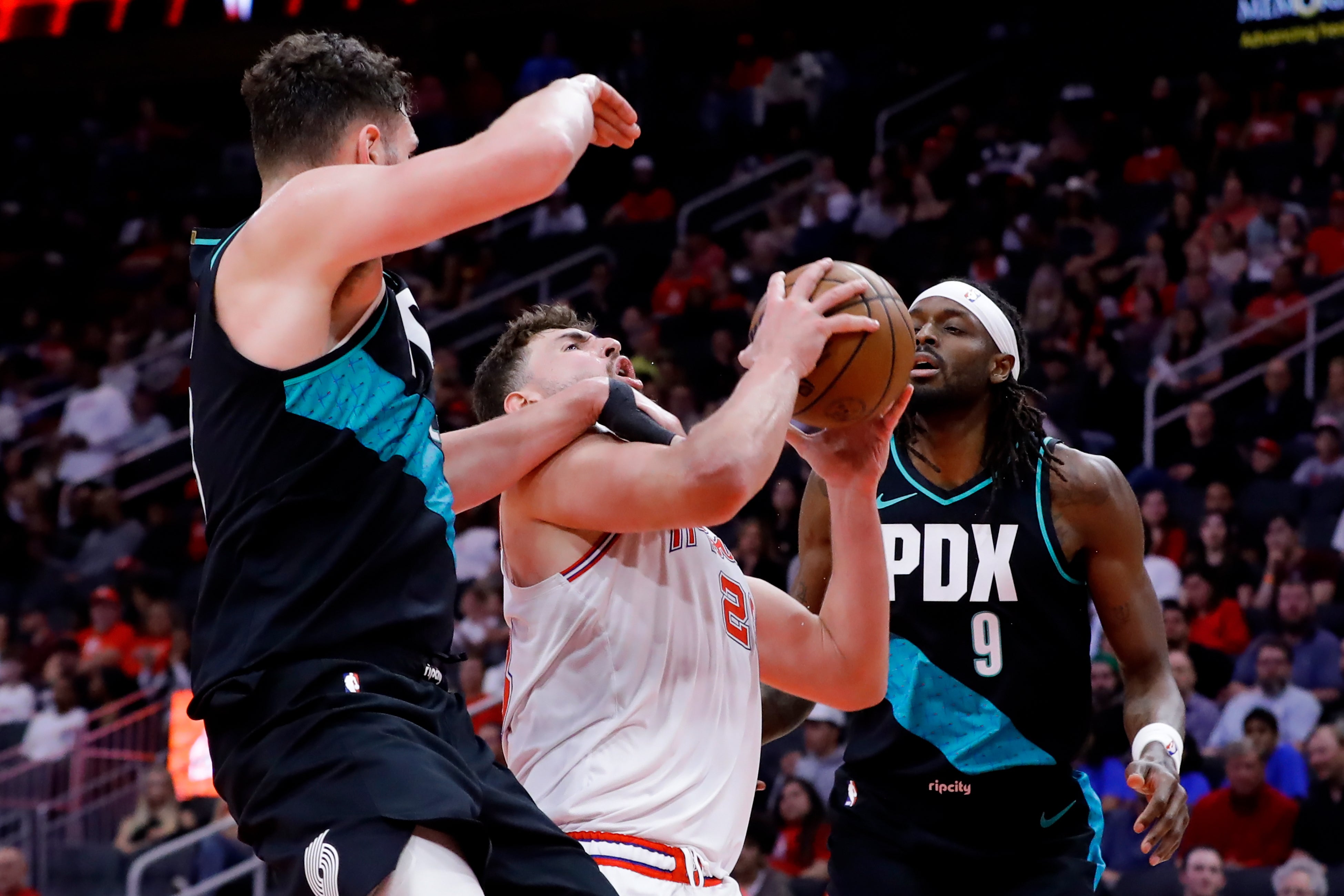 Sengun y Thompson ayudan a Rockets a vencer a Trail Blazers 106-99