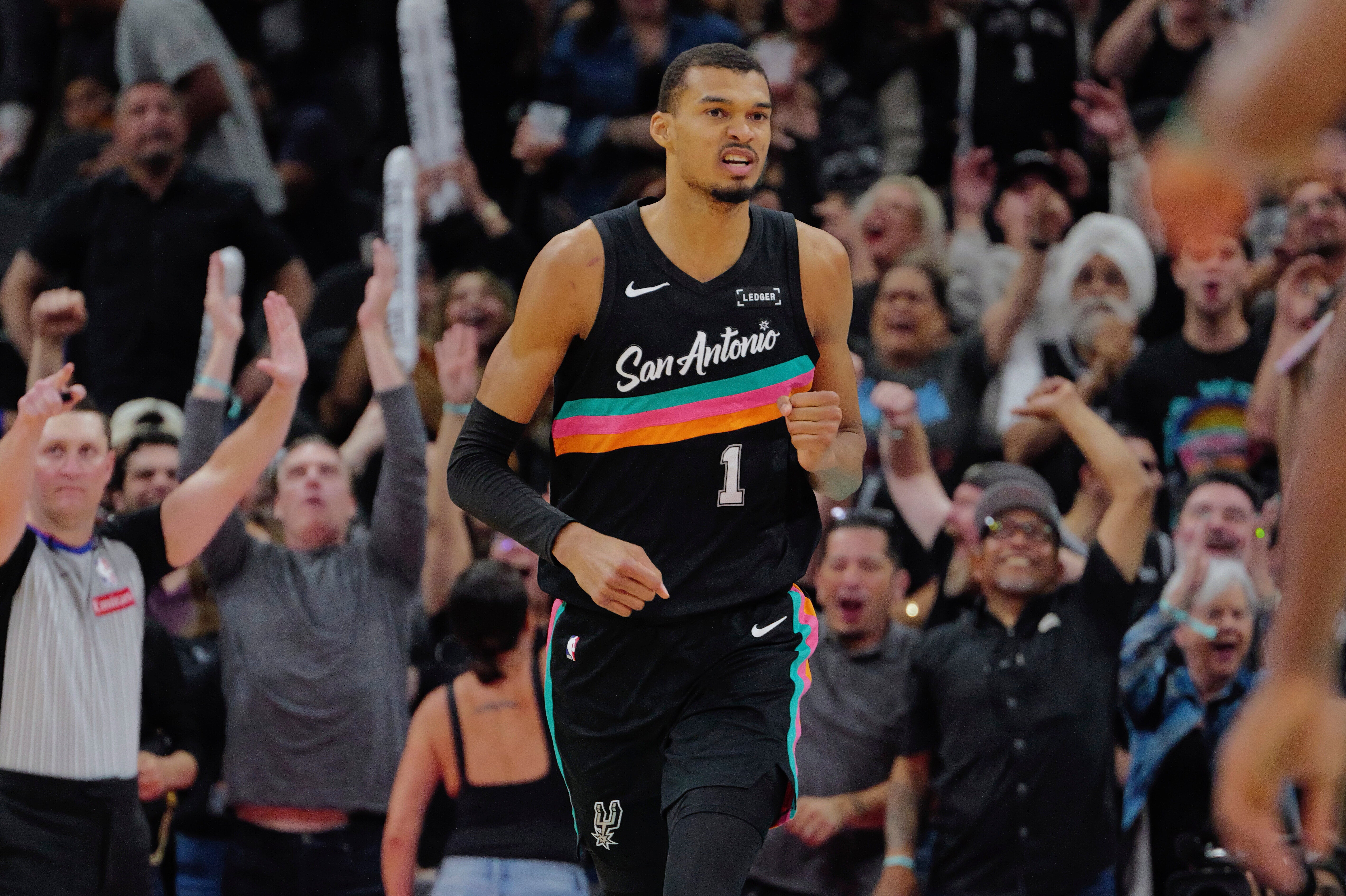 Victor Wembanyama y Spurs remontan déficit de 25 puntos para vencer a Clippers 117-112