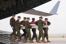 Muertes de guerra en Irán podrían reavivar compleja historia de Trump con el sacrificio militar