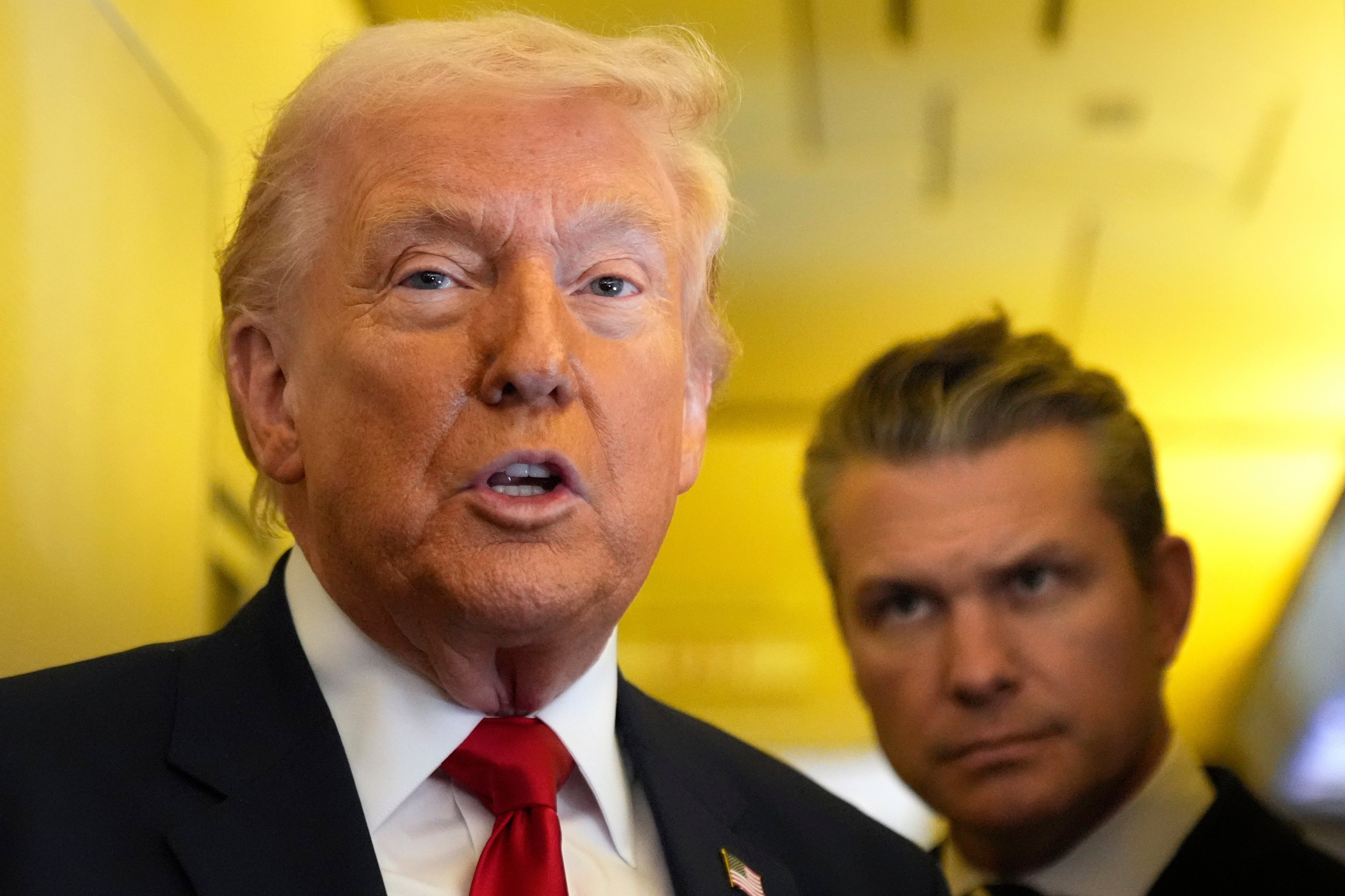 Donald Trump, con el secretario de Defensa Pete Hegseth (derecha), dijo que “el precio del petróleo a corto plazo” son “un precio muy bajo que pagar” por la estabilidad mundial