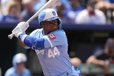 Rangers reclaman al jardinero Dairon Blanco de waivers de los Reales y Montgomery va a la IL