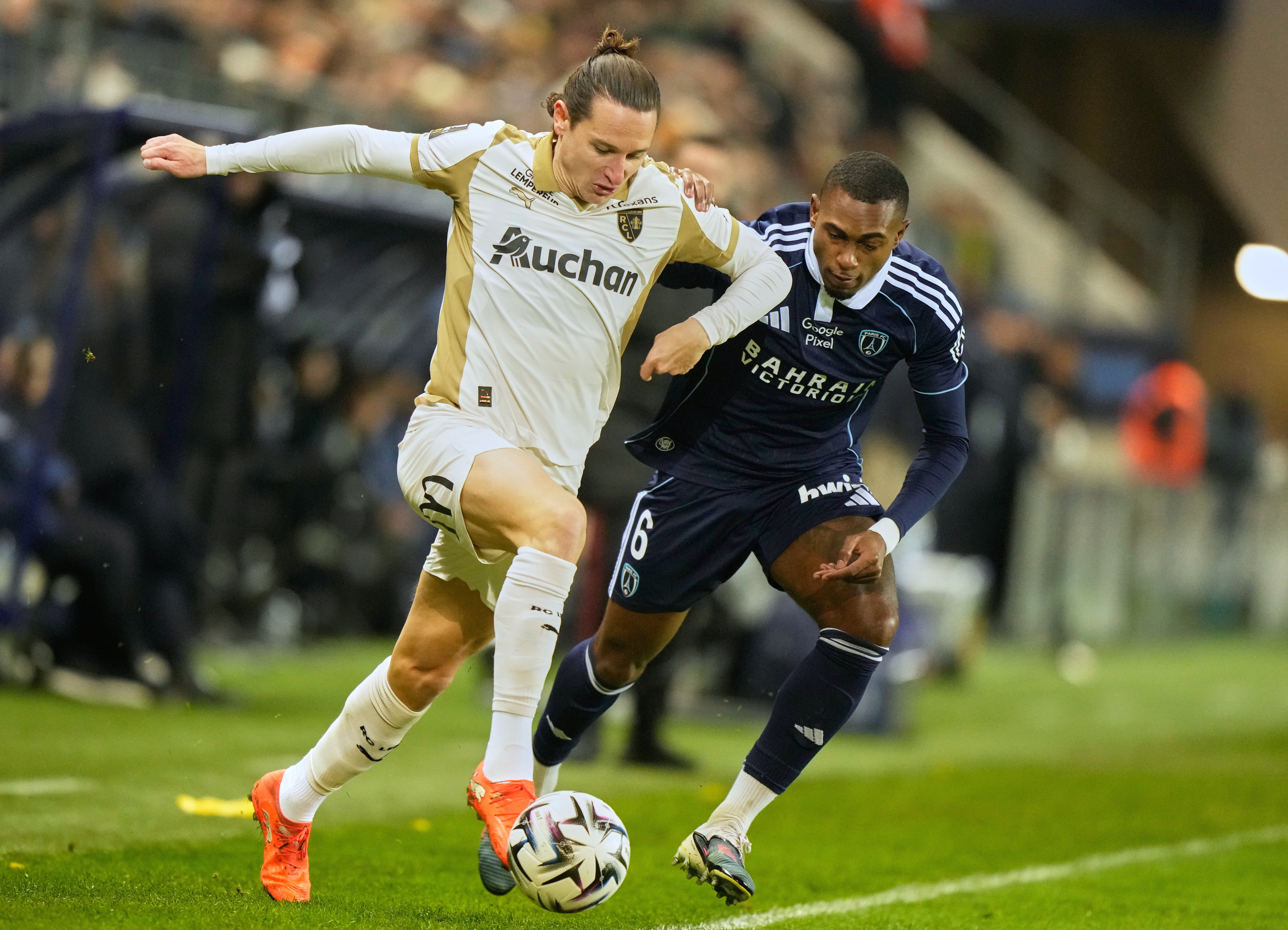 Lens queda a un punto del PSG en Francia tras vencer 3-0 al Metz y Lyon empata con Paris FC