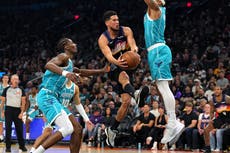 Booker anota 30 y Suns vence 111-99 para frenar racha de 10 triunfos de Hornets fuera de casa