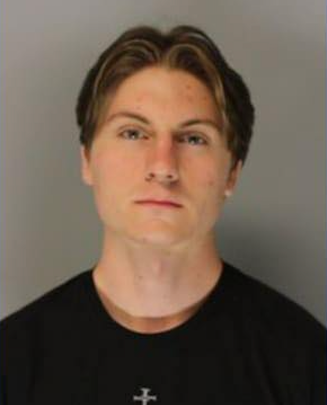 Jayden Wallace, un estudiante de 18 años, está acusado de homicidio en primer grado después de que el profesor de matemáticas Jason Hughes, de 40 años, muriera atropellado el 6 de marzo durante una broma que salió mal