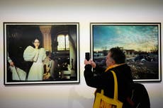 Antes de volver a los Oscar, Yorgos Lanthimos halla un momento de calma en Atenas