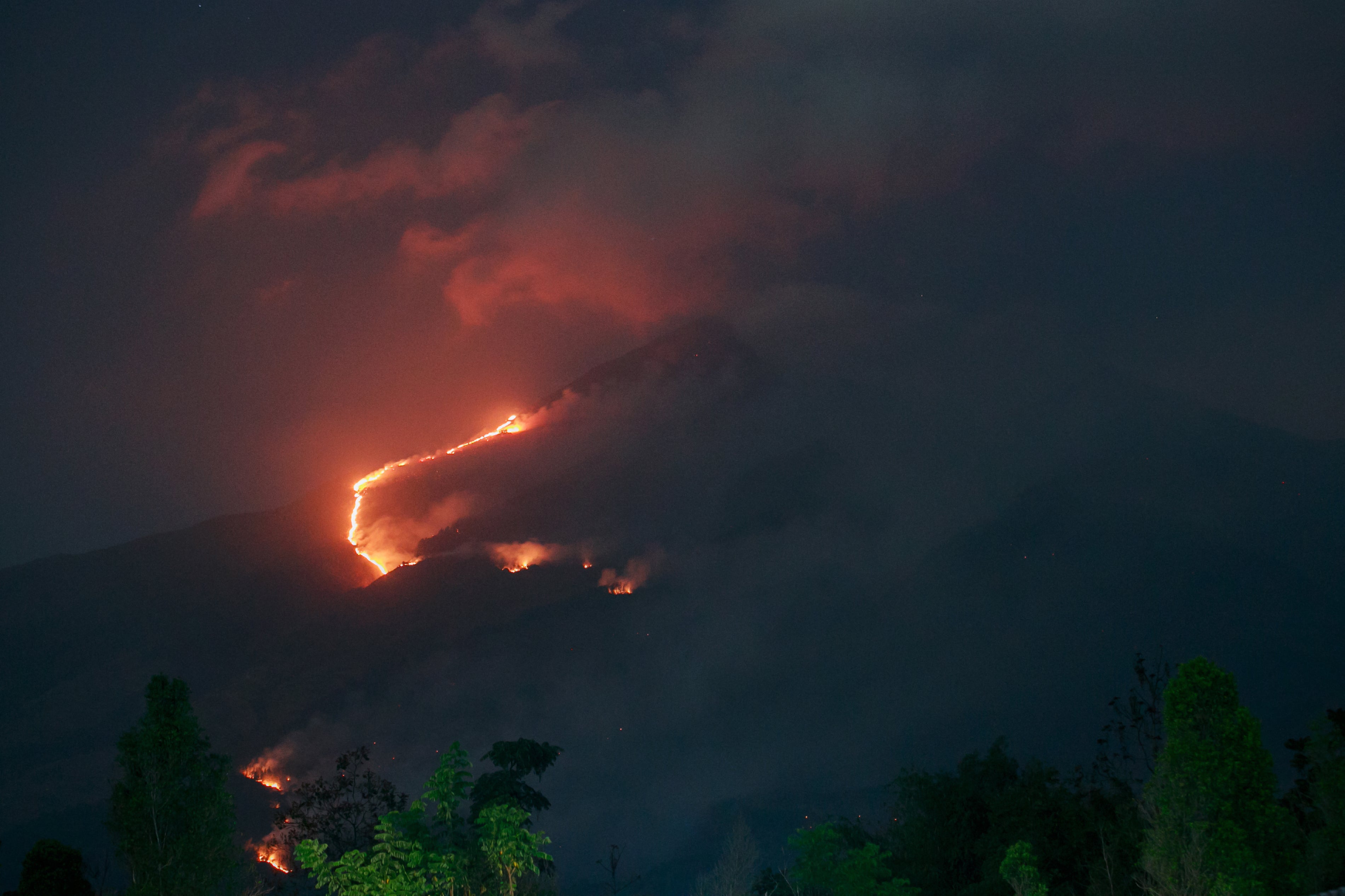 Un incendio forestal arrasa el monte Merbabu, en Java (Indonesia), en octubre de 2023, provocado por una prolongada estación seca derivada del fenómeno de El Niño de 2023-2024