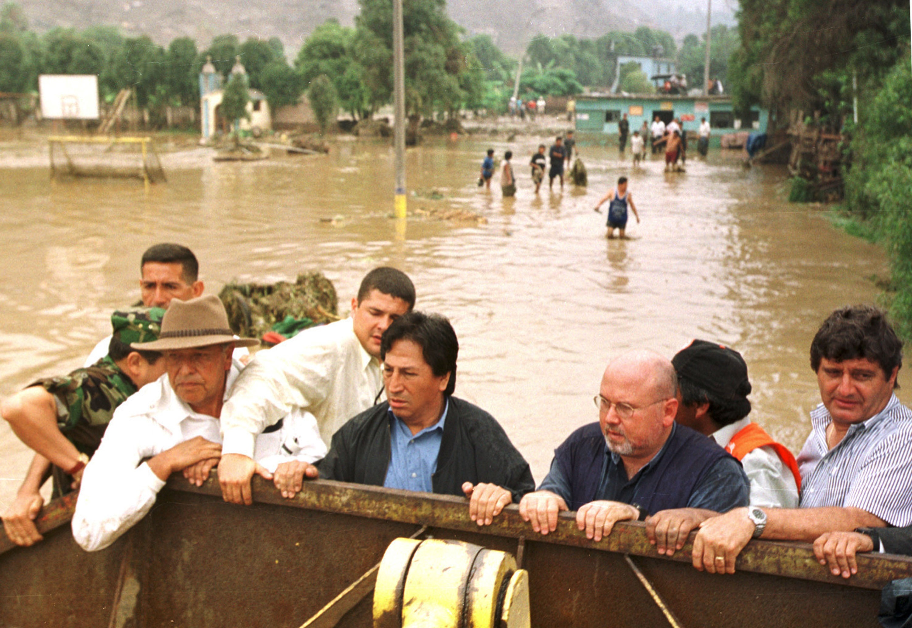 El presidente peruano Alejandro Toledo (cuarto desde la derecha) inspecciona los daños causados por las inundaciones en febrero de 2002, en medio de las fuertes lluvias del ciclo de El Niño de 2002/03