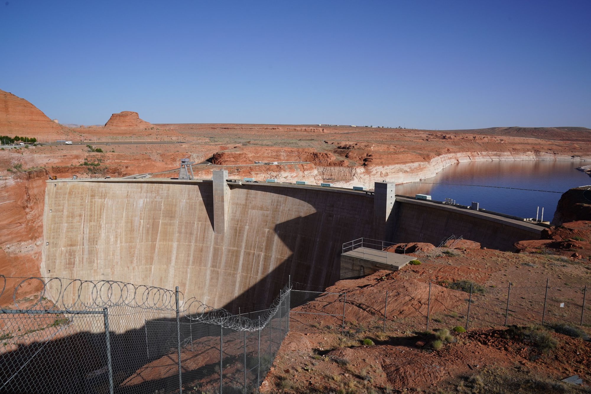 El embalse del lago Powell, en Arizona, retenido por la presa de Glen Canyon, se encuentra a solo un 39 % de su capacidad máxima en las condiciones de sequía de junio de 2024