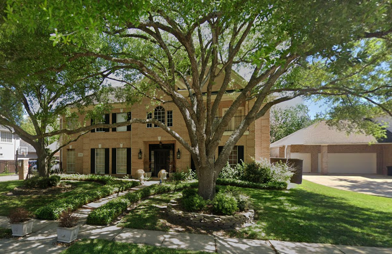 La víctima fue finalmente rescatada el viernes por la mañana solo después de que su marido, James Earl Johnson, dejara accidentalmente su teléfono en una mesilla de noche, lo que le dio la oportunidad de llamar al 911