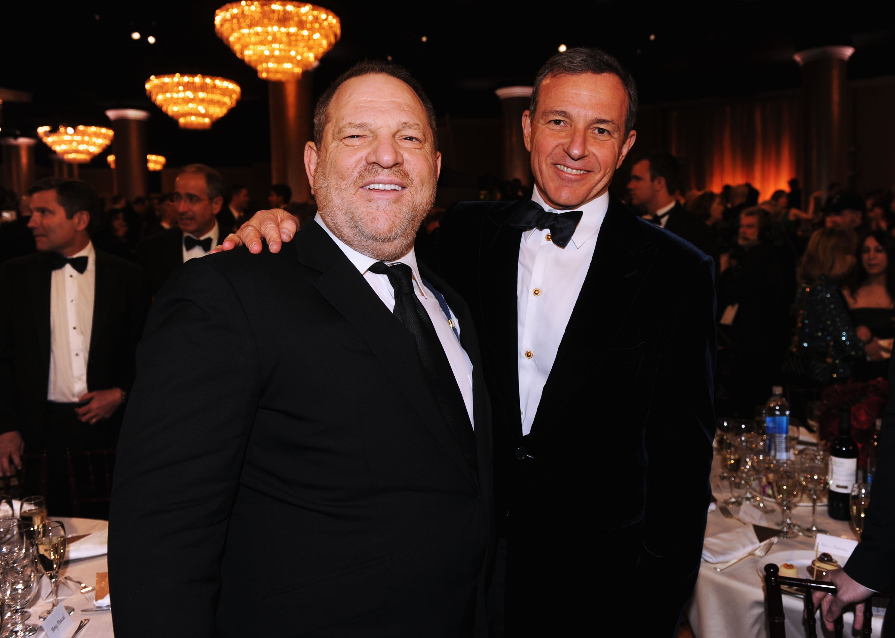 Harvey Weinstein, en la imagen con el director ejecutivo de Disney, Bob Iger, en 2013, se quejó de que solo recibe una pensión de $60.000 de Disney después de haberles hecho ganar miles de millones de dólares durante su asociación