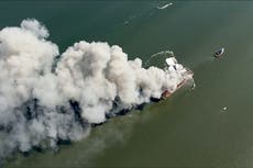Gran incendio estalla en barcaza de chatarra en la bahía de Delaware