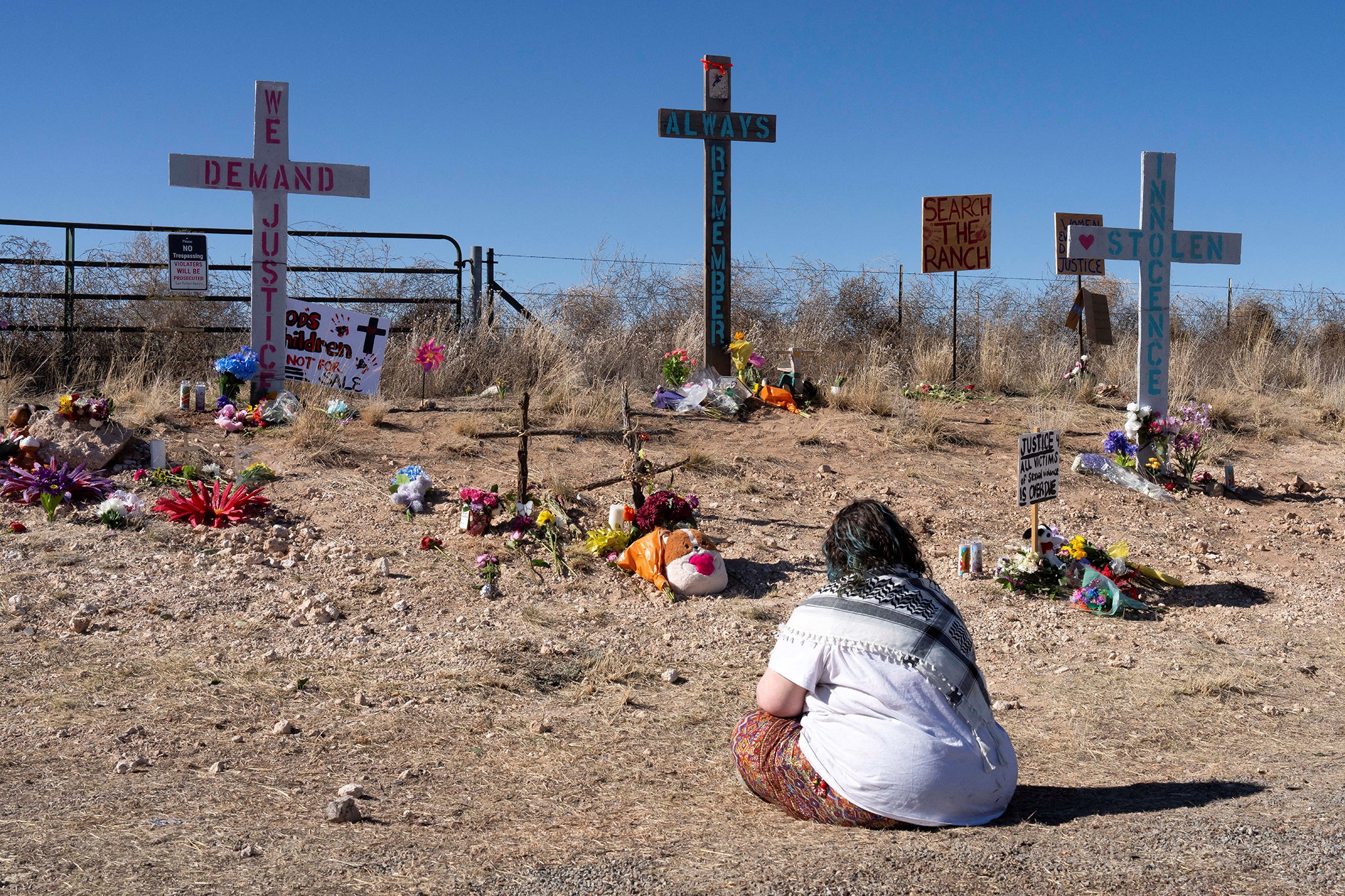 Carteles en la entrada del rancho que perteneció al financiero pedófilo