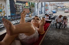 Gigantesca figura del Niño Dios lleva un mensaje de paz al barrio mexicano de Tepito