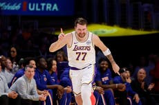 NBA multa a Luka Doncic de Lakers con 50.000 dólares por gesto a un árbitro en duelo ante Knicks