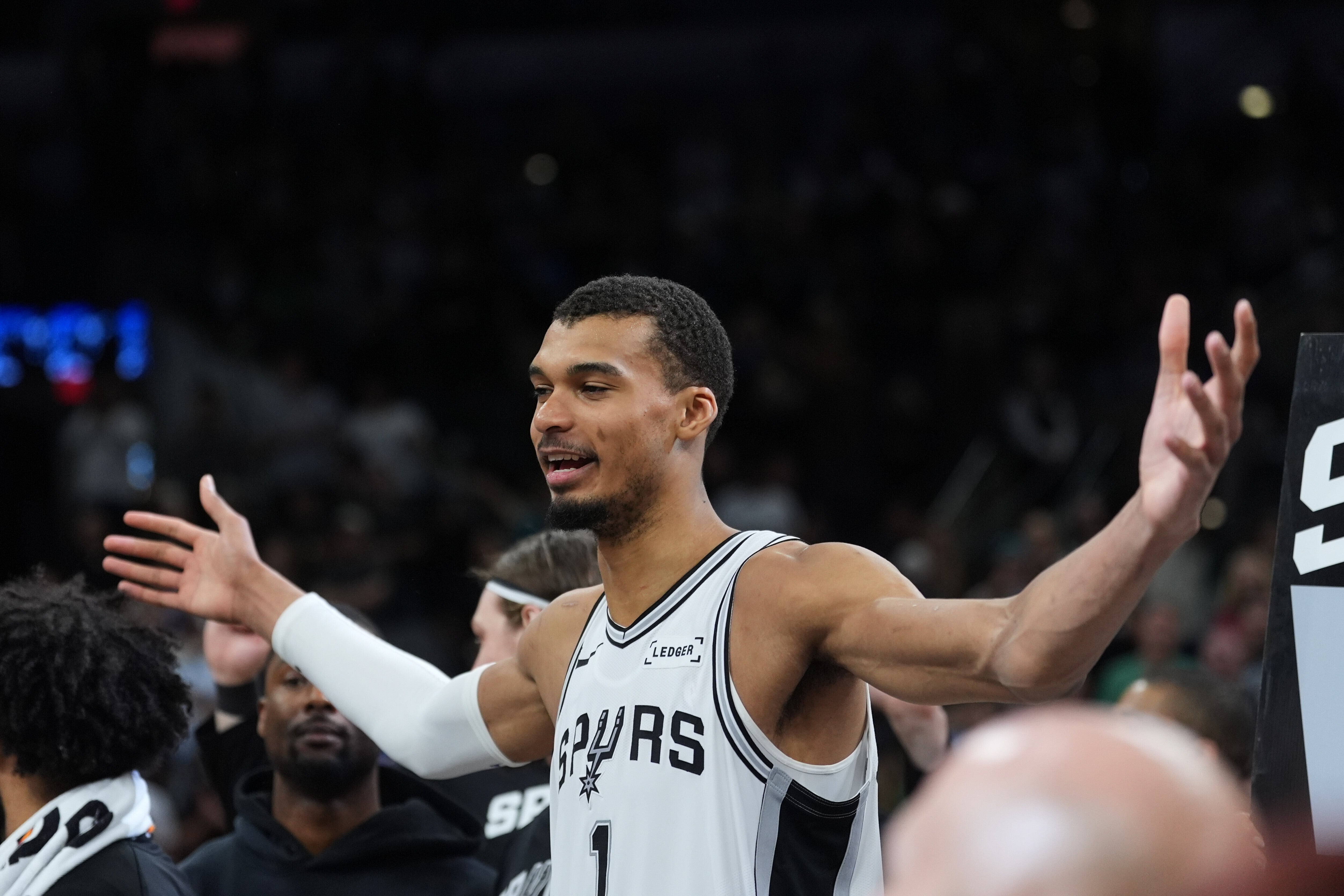 Wembanyama impulsa la victoria 125-116 de los Spurs ante Celtics en un duelo físico