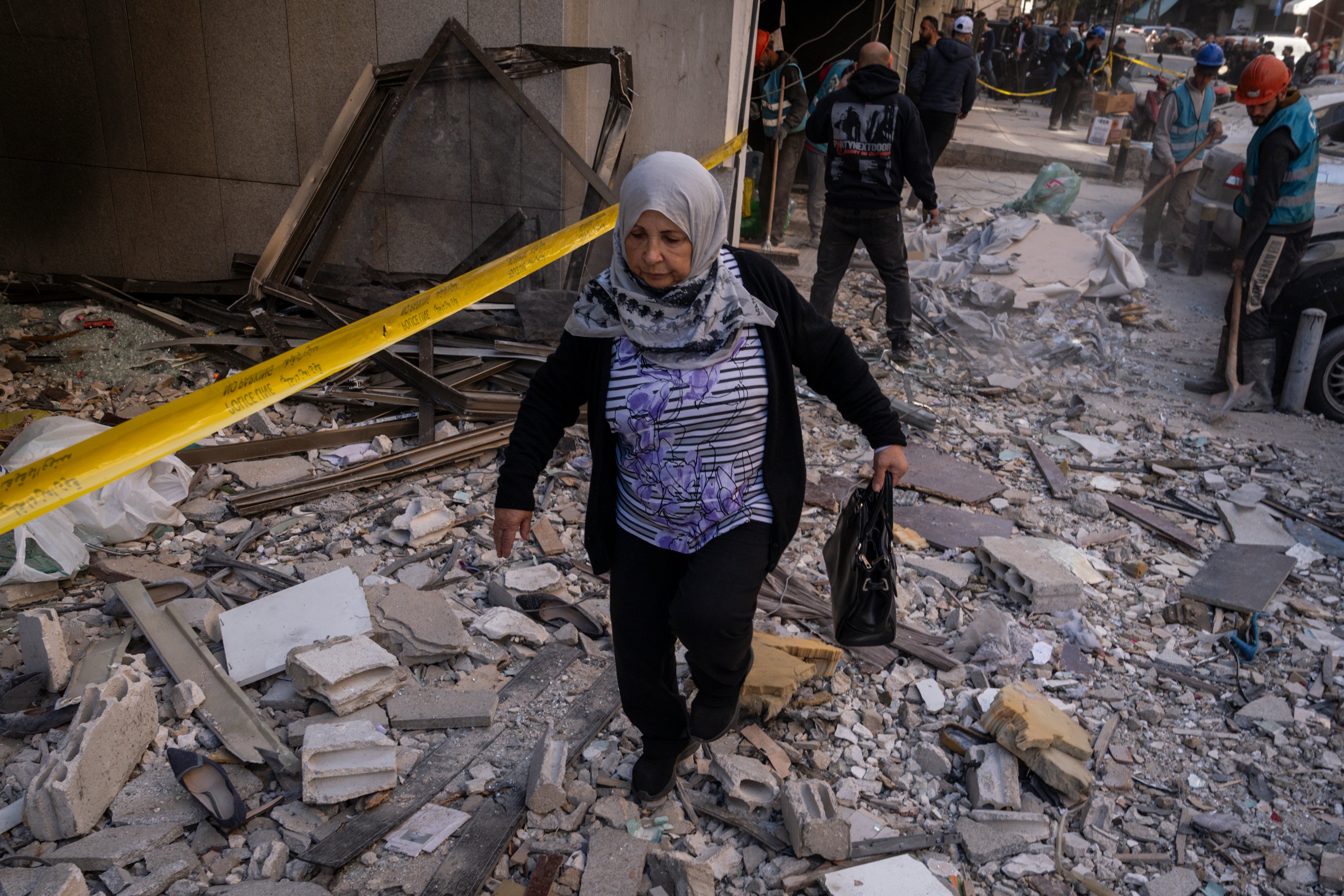 Un residente camina entre los escombros de un ataque israelí contra un edificio residencial en la zona de Aisha Bakkar, en el centro de Beirut, el miércoles