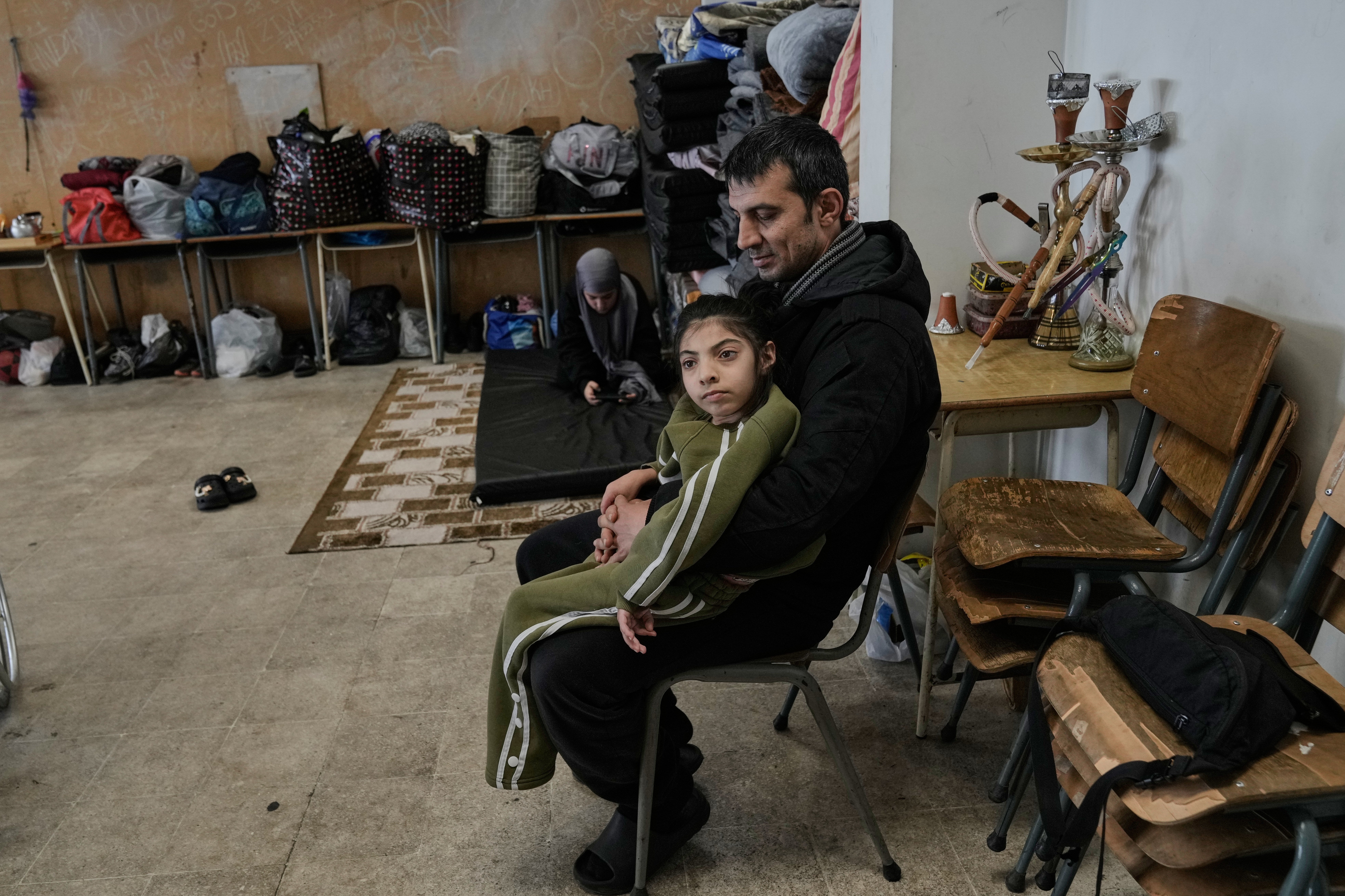 Una familia desplazada en el sur del Líbano se instala en el Instituto Técnico Bir Hassan, convertido en refugio, en Beirut, el miércoles