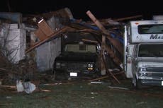 Tornados dejan dos muertos y casas dañadas en Illinois e Indiana; llegan más tormentas