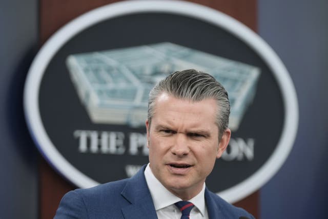 <p>El secretario de Defensa Pete Hegseth, fotografiado el 2 de marzo durante una rueda de prensa, informó a los medios sobre los ataques militares en curso contra Irán</p>