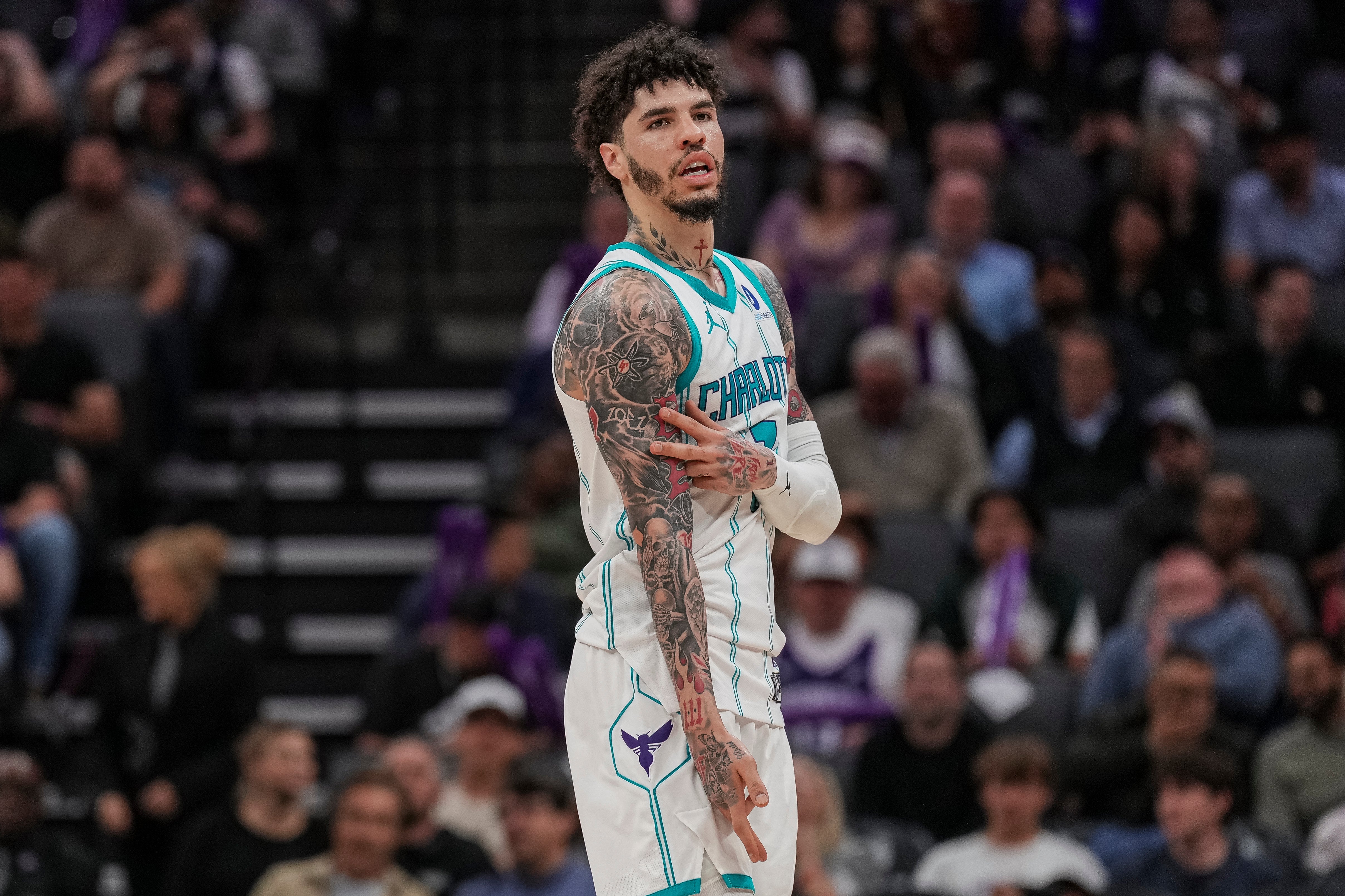 LaMelo Ball anota 30 puntos y Hornets vencen a Kings 117-109