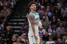 LaMelo Ball anota 30 puntos y Hornets vencen a Kings 117-109