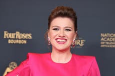 Kelly Clarkson afirma que ‘American Idol’ no le pagó su premio de $1 millón