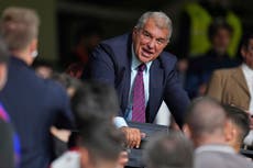 Los más de 100.000 socios del Barcelona votan presidente con el club ahogado en deudas