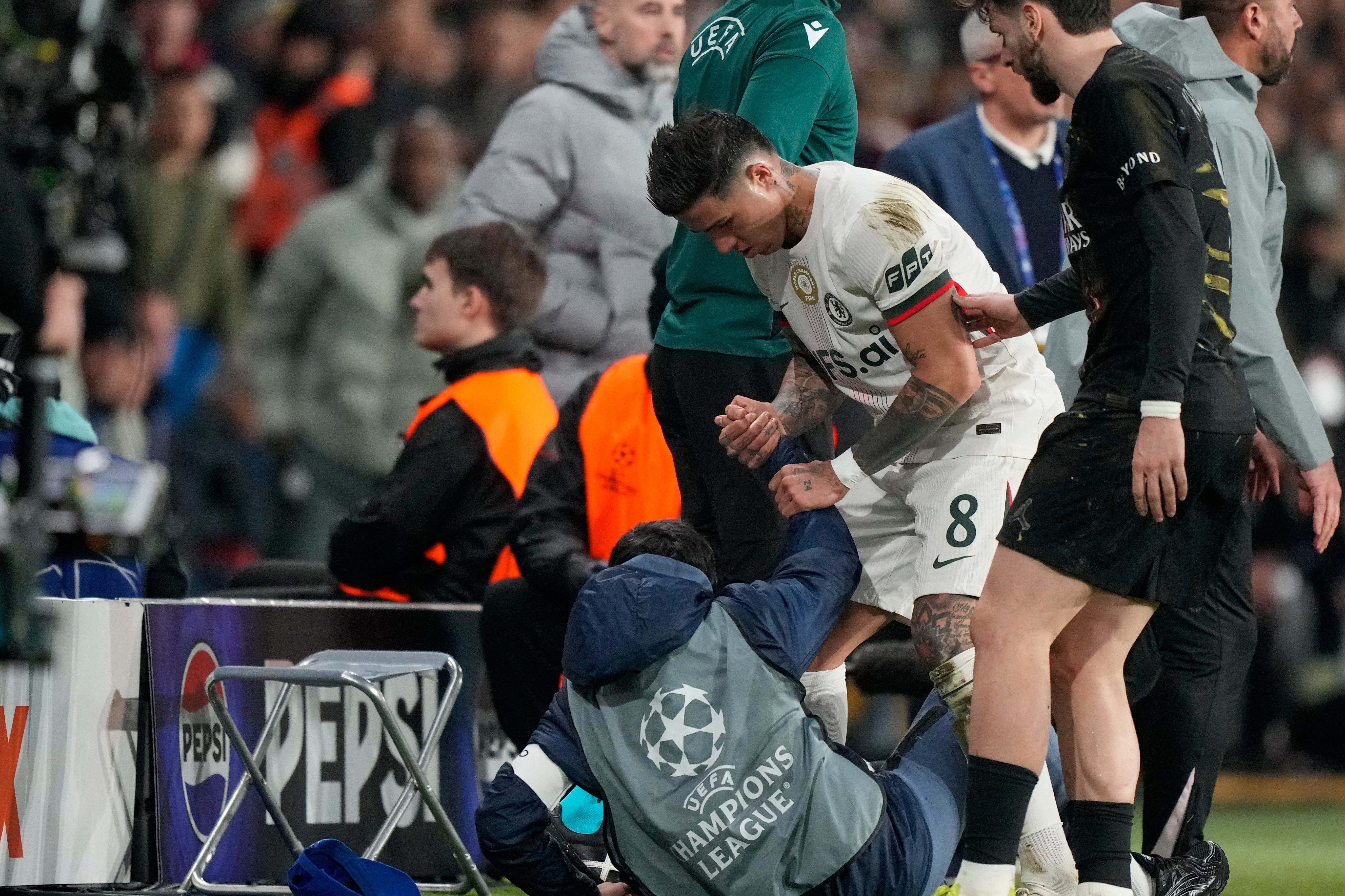 Neto, del Chelsea, acusado por la UEFA de empujar a un recogepelotas en juego ante PSG