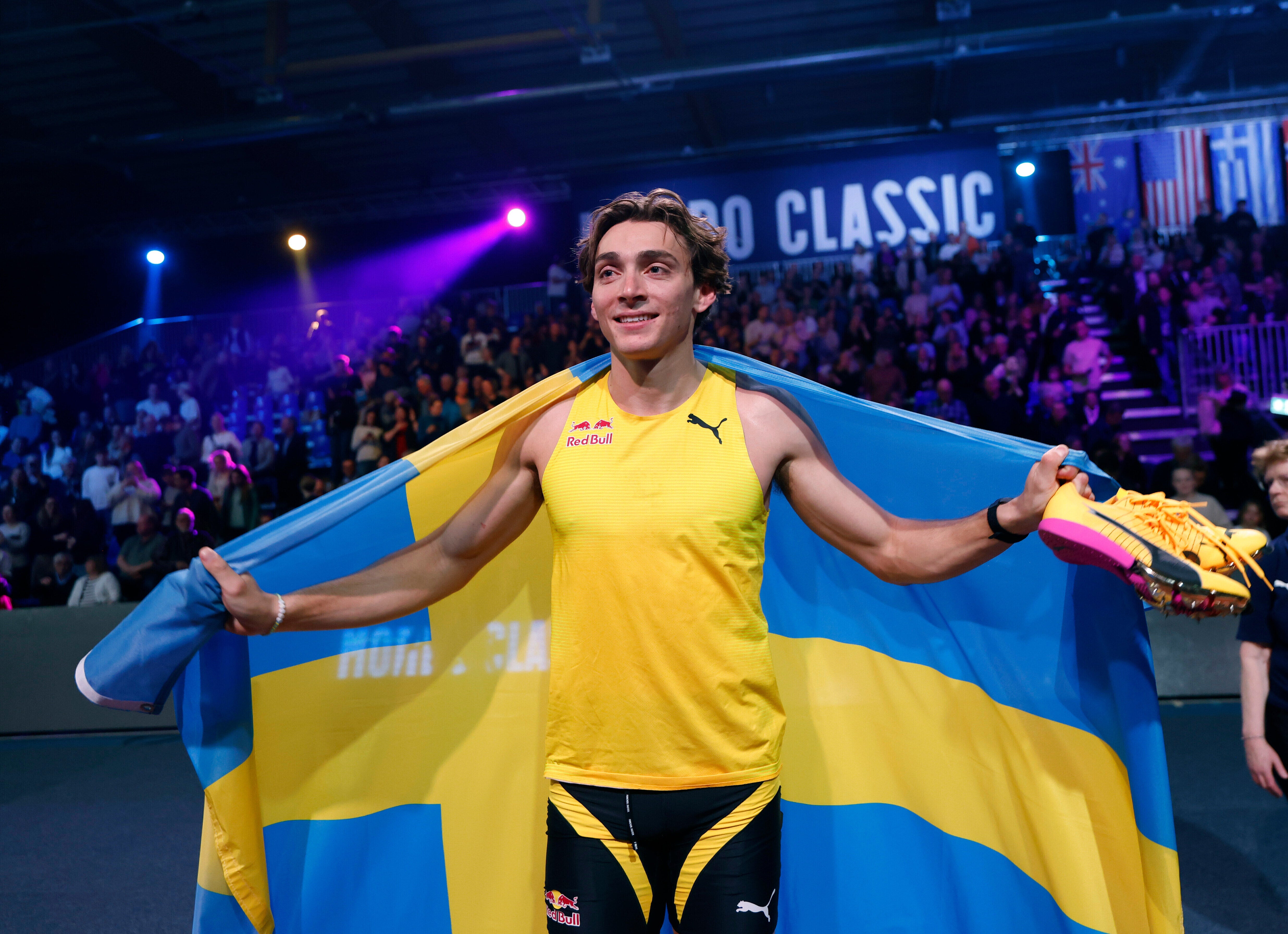 Mondo Duplantis eleva un centímetro más su récord mundial de pértiga en casa