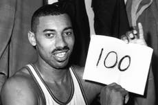 Amigos y familia de Wilt Chamberlain animan a estrellas de NBA a romper sus récords