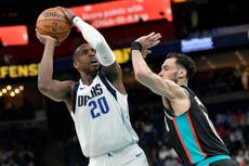Middleton se muestra explosivo en el 4to periodo y Mavs vencen a Grizzlies para cortar mala racha