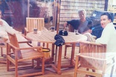 Revelan foto inédita de Epstein junto a Andrew Mountbatten-Windsor y Peter Mandelson