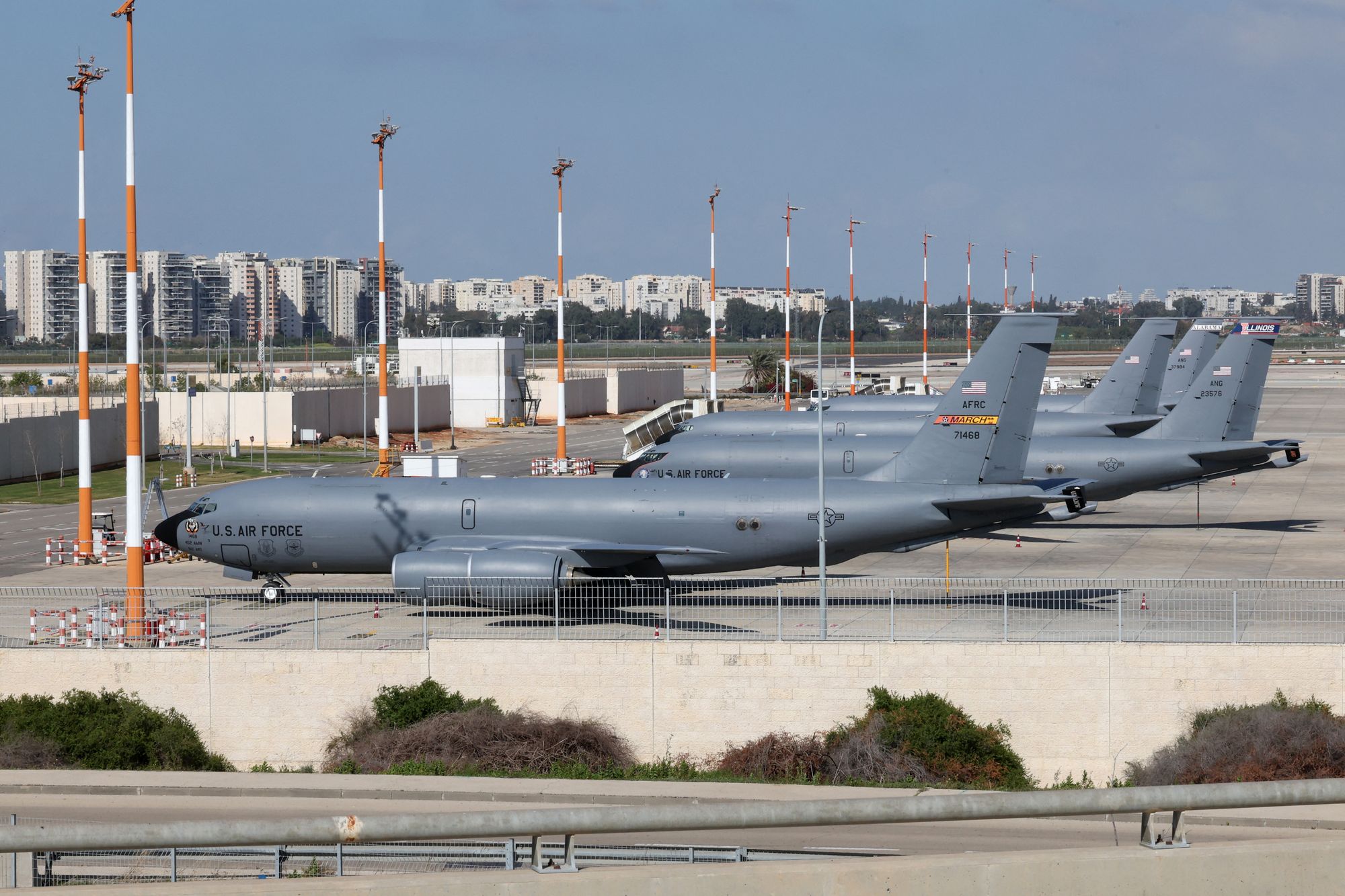 Aviones militares de la Fuerza Aérea de EE.UU. en el aeropuerto Ben Gurion, cerca de Tel Aviv, Israel, antes del lanzamiento de la operación estadounidense-israelí