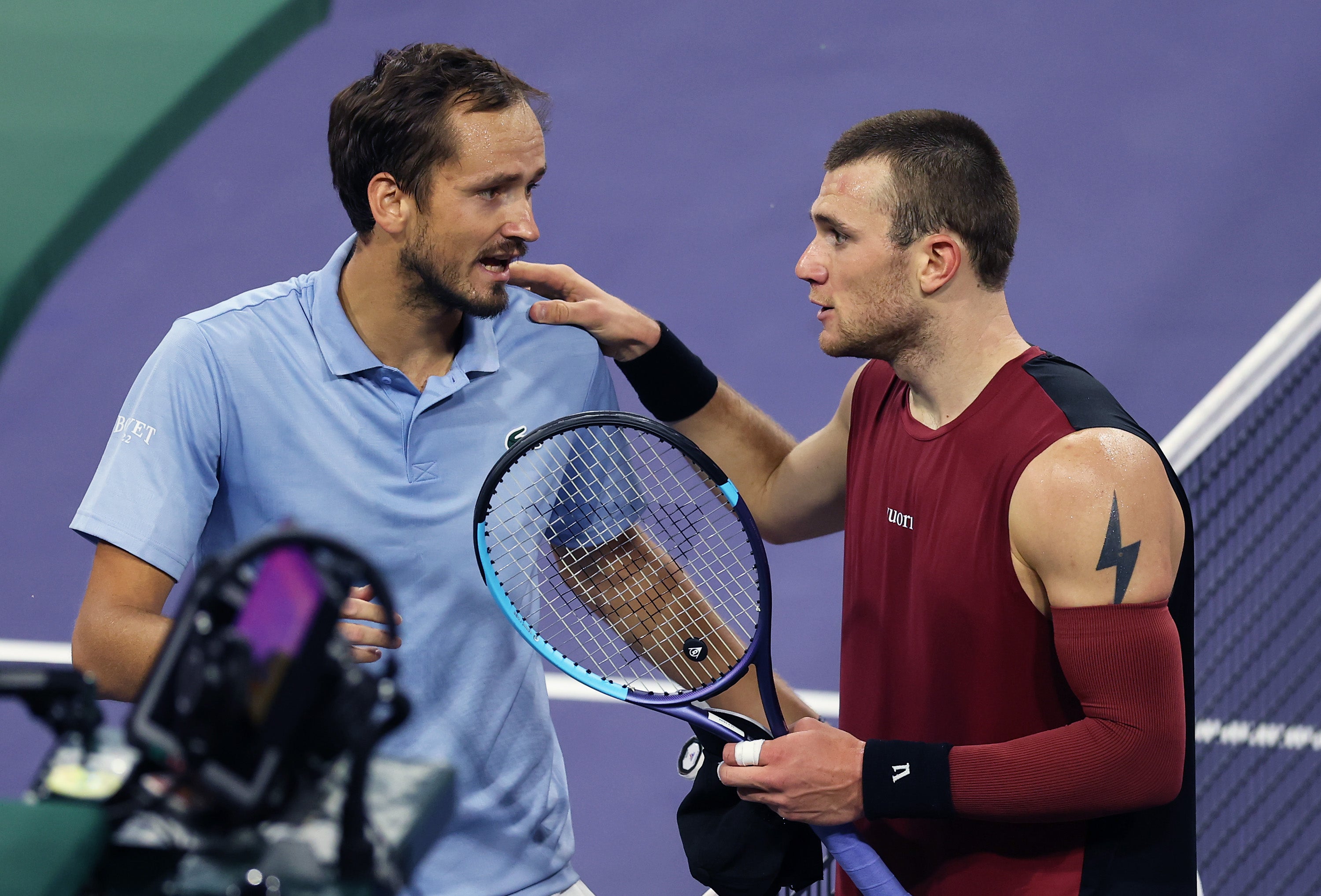 Medvédev (a la izquierda) y Draper conversan junto a la red tras concluir su partido de cuartos de final