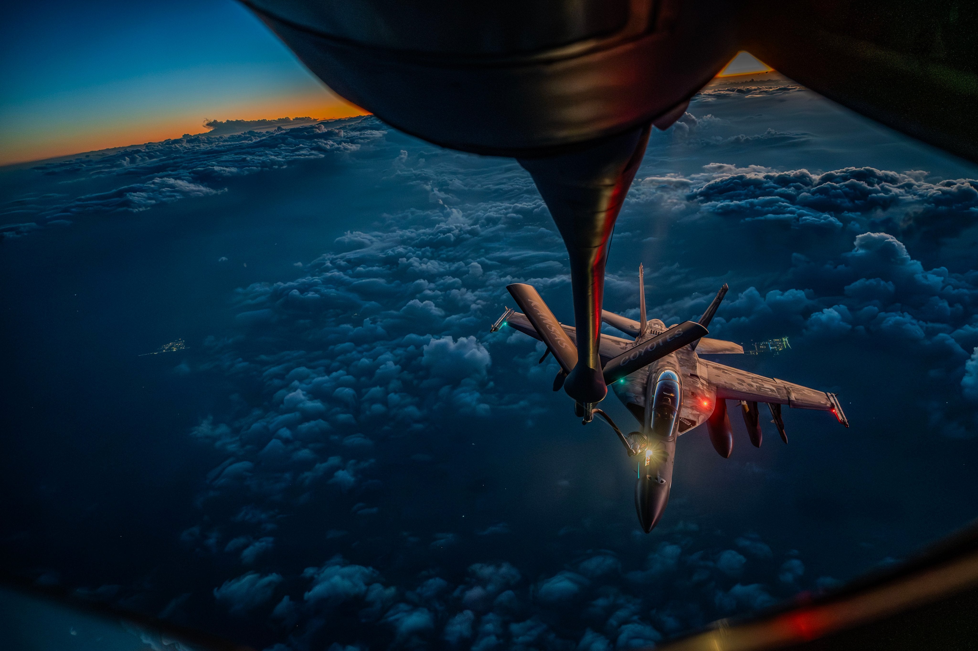 Un avión US Centcom KC-135 Stratotanker reabastece de combustible a un F/A-18F Super Hornet de la Marina de EE. UU. sobre Oriente Medio durante la Operación Furia Épica (archivo)