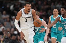 Wembanyama anota 32 puntos y captura 12 rebotes; Spurs vencen a Hornets 115-102