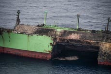 Italia advierte que un petrolero ruso abandonado podría explotar en el Mediterráneo