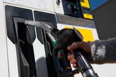 La teoría económica que explica por qué la gasolina nunca baja tan rápido como sube