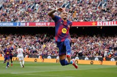 Triplete de Raphinha: Barcelona vence 5-2 al Sevilla y sigue 4 puntos sobre Madrid