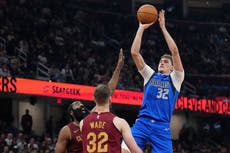 Mavericks se recuperan y vencen 130-120 a Cavaliers tras la paliza del viernes